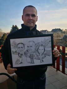 Portré rajzok átadása az ajándékozottnak